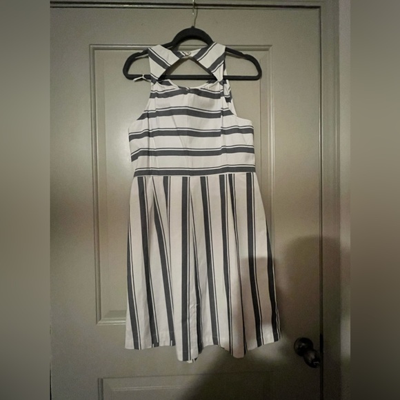 Old Navy Striped Keyhole Dress Size Large - Picture 2 of 2